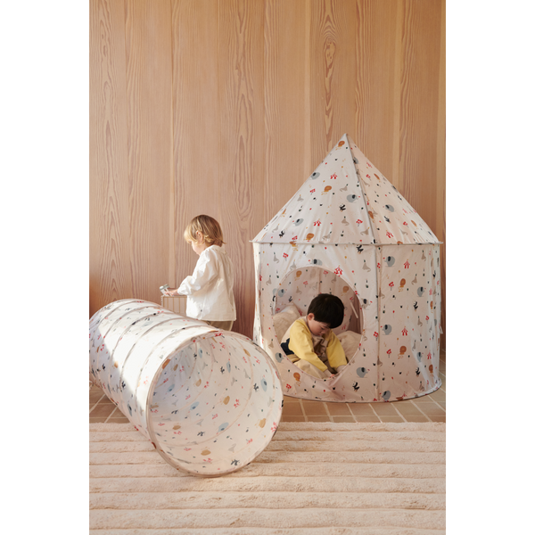 Kids playing with Liewood tunnel