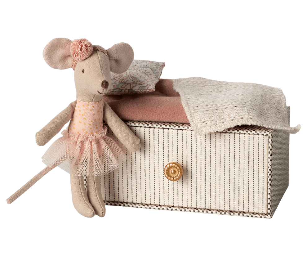 Maileg: Dance Mouse In A Daybed, Little Sister - Acorn & Pip_Maileg