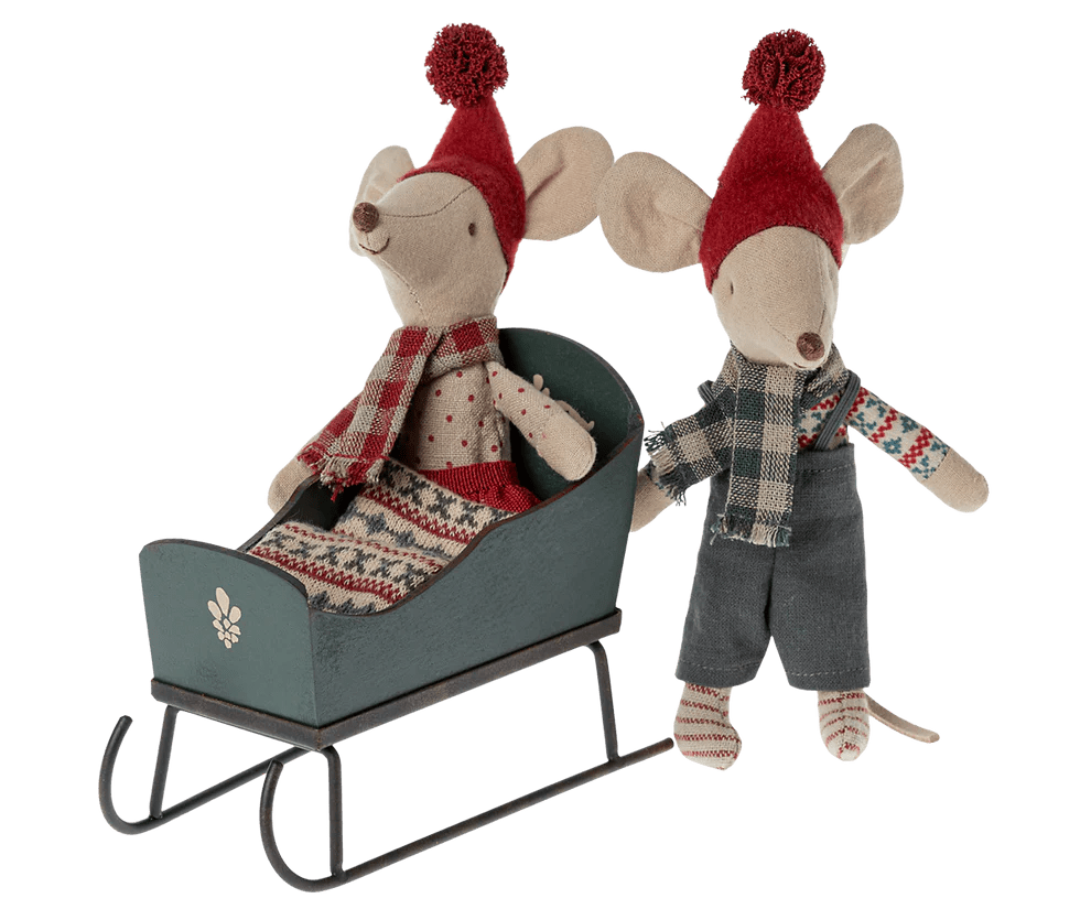 Maileg: Sleigh, Mouse - Green - Acorn & Pip_Maileg